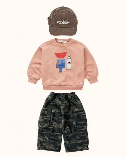Camo look met bruine pet, beige sweater en camobroek