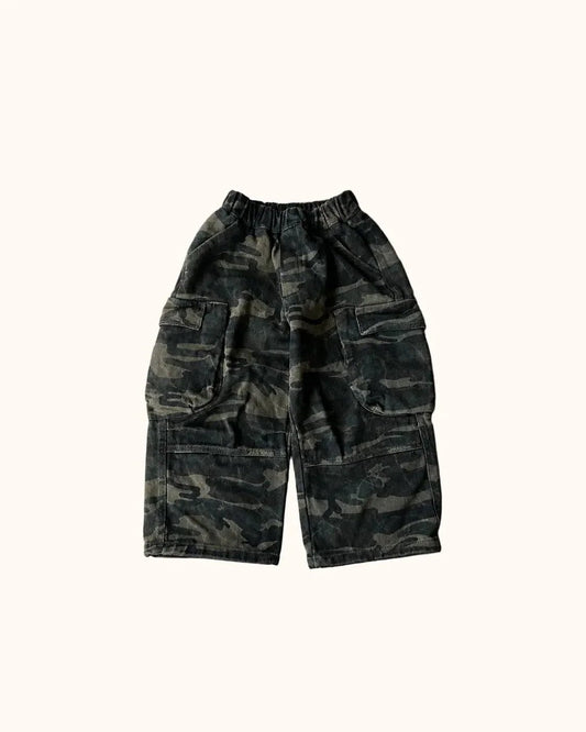 Camo Hose im Camo Kit Cap Mini Look