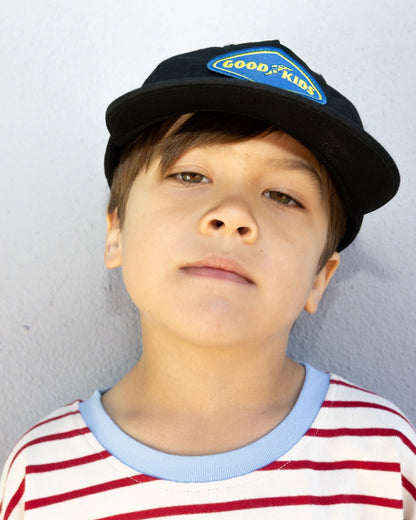 Kind trägt schwarze GOOD KIDS Cap von Hello Harlow