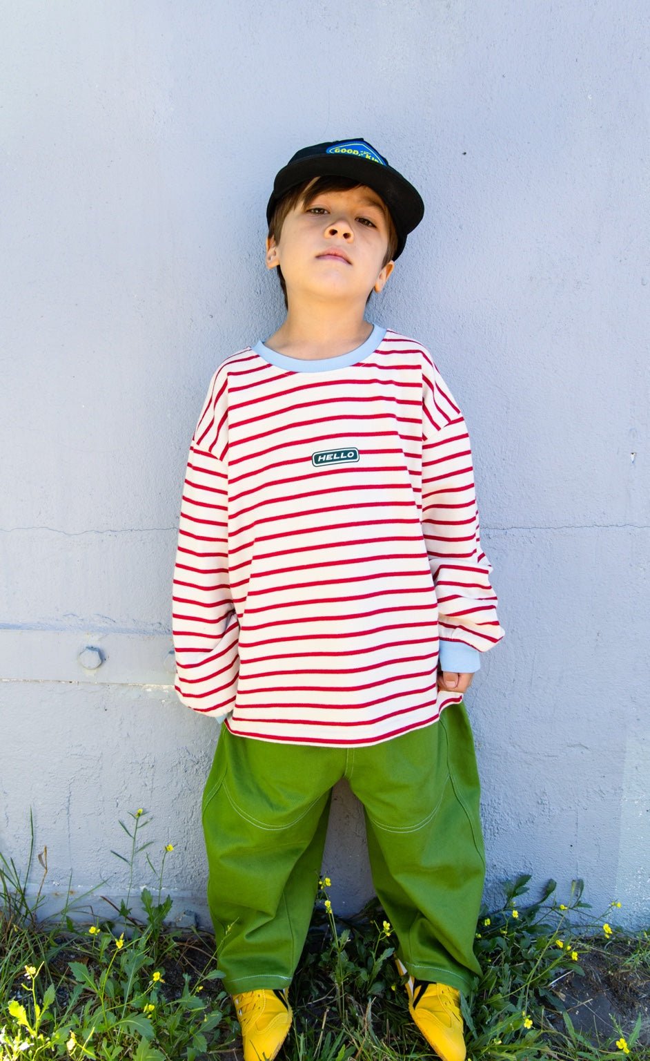 Kind trägt rot gestreiftes Hello Harlow Longsleeve mit hellblauen Abschlüssen