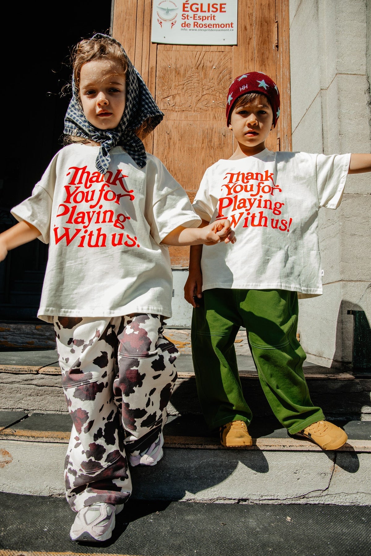 Kind trägt grüne Hiking Pants von Hello Harlow