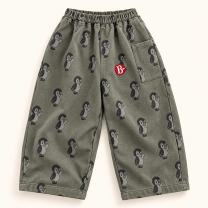 Graugrüne weite Kinderhose mit Pinguinprint