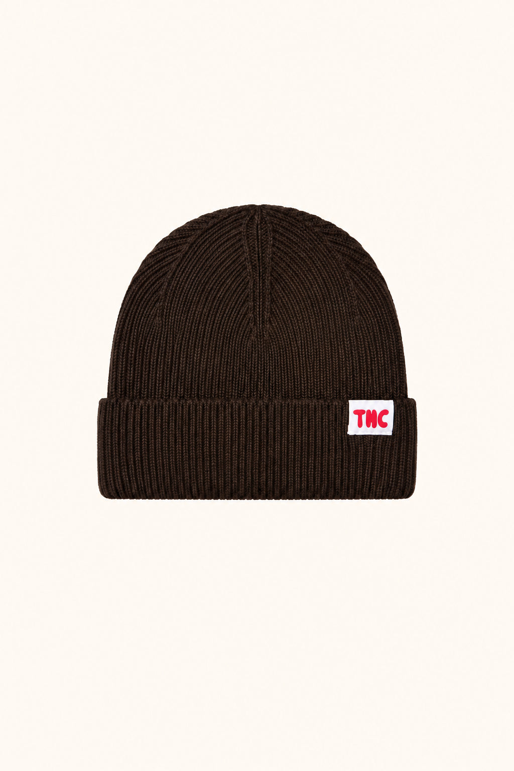 The New Chapter Jip Beanie Brown Stone auf warmem beigefarbenem Hintergrund