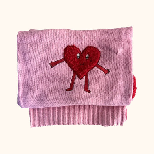 Rosa gestrickte Babydecke von Lennyco mit rotem Herzmotiv