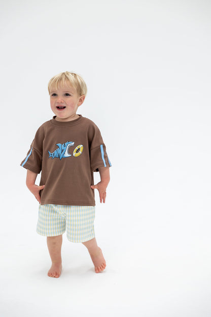 Kind trägt braunes Shark T Shirt von Lennyco mit lockerem Schnitt