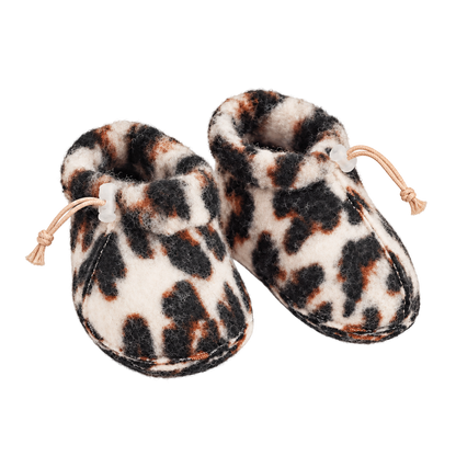 Baby baby booties met luipaardprint van We Are Wovens