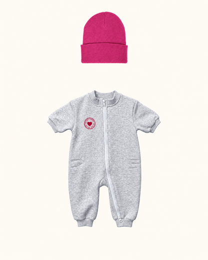 Pink Cloud Baby Look mit grauem Lennyco Fleece Romper und pinker Colour Pop Baby Beanie
