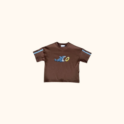Braunes Shark T Shirt mit Haifischmotiv und hellblauen Details von Lennyco