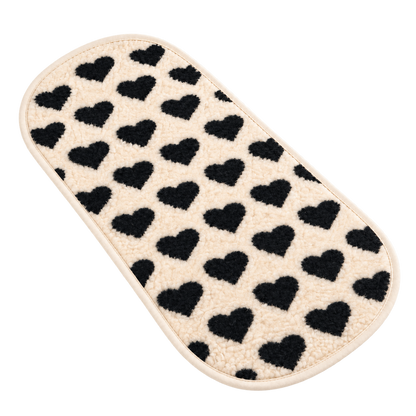 Baby Wollunterlage mit schwarzen Herzen von We Are Wovens