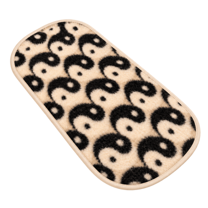 wollen onderlegger voor baby’s met zwart cremefarbenem patroon van We Are Wovens